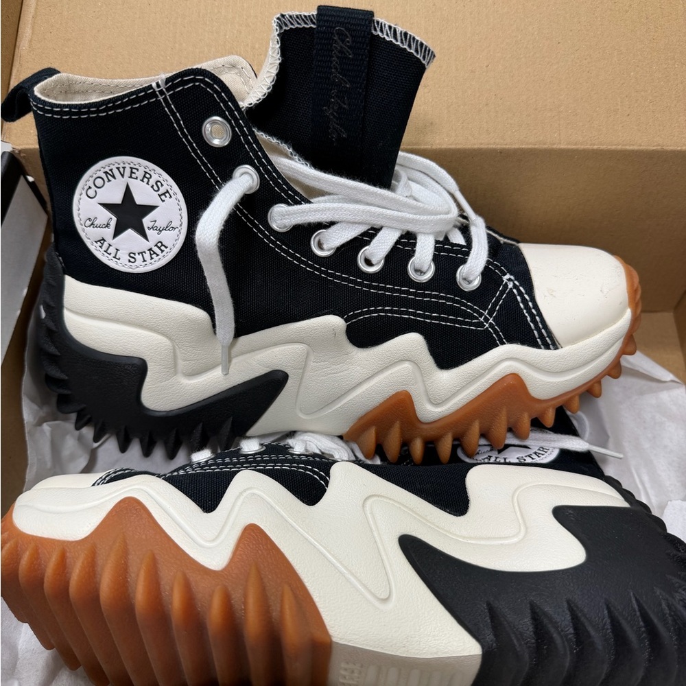 Converse woman’s Black and White Zigzag Sneakers